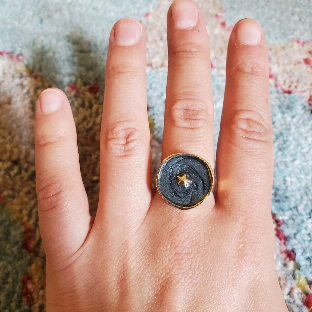 NWOT Gold Dark Grey Star Ring - Picture 4 of 13